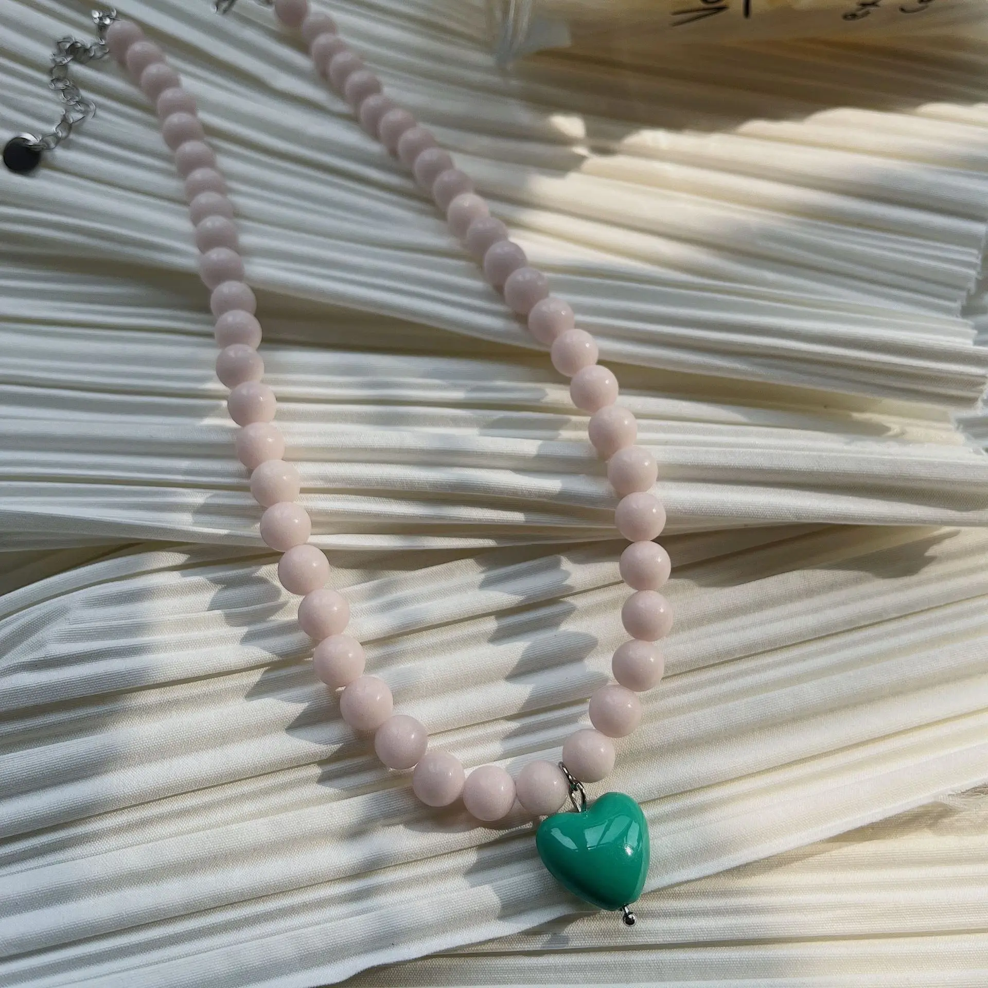 Ожерелье 2022 года из красочных акриловых светящихся бусин для женщин с контрастным сердцем любви для украшений Bijoux Femme YH-01.