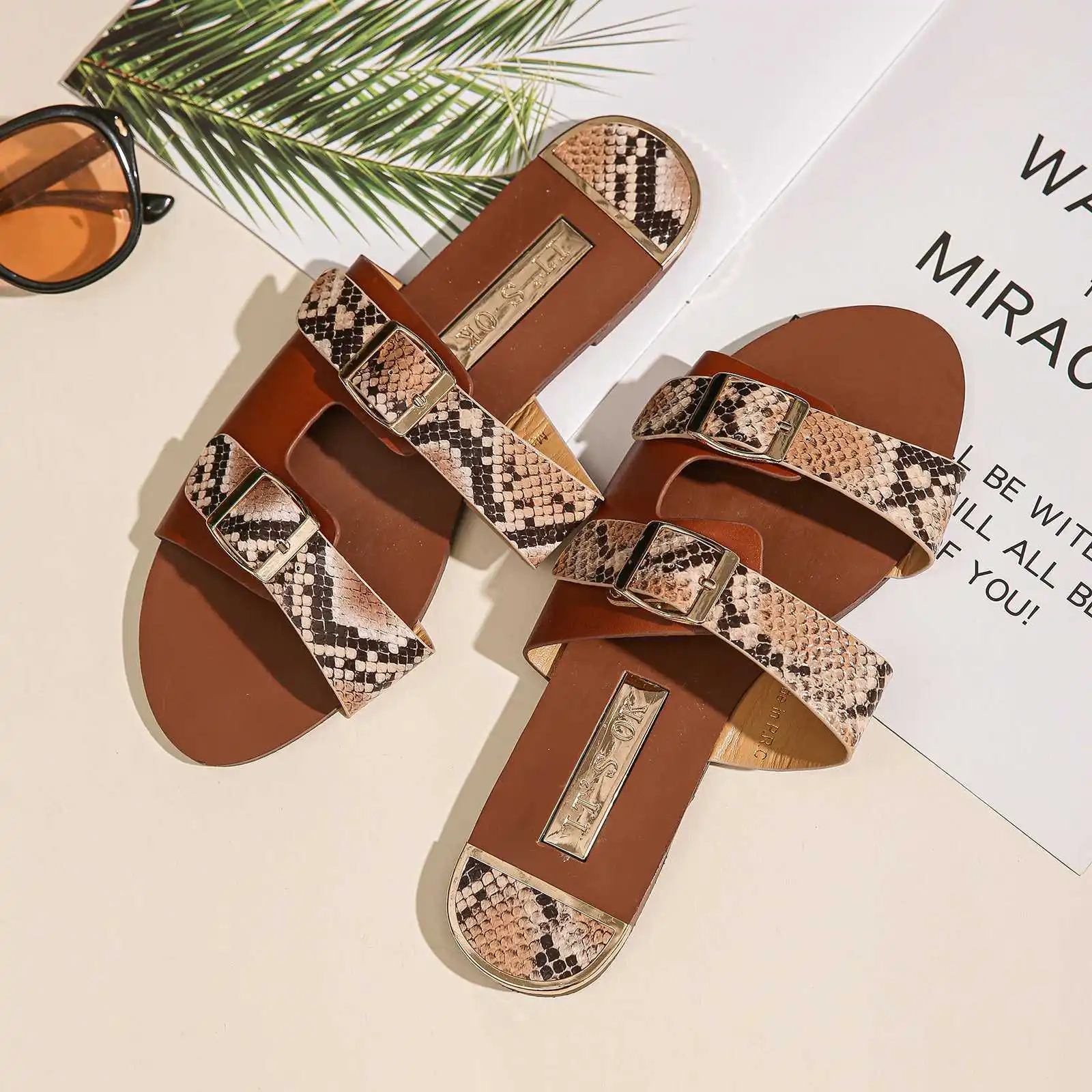 

2022 New Women Fashion Flat Shoes Luxury Comfortable Slippers Wear-resistant Sandals Metal Buckle Slip On Shoes Summer Outdoor