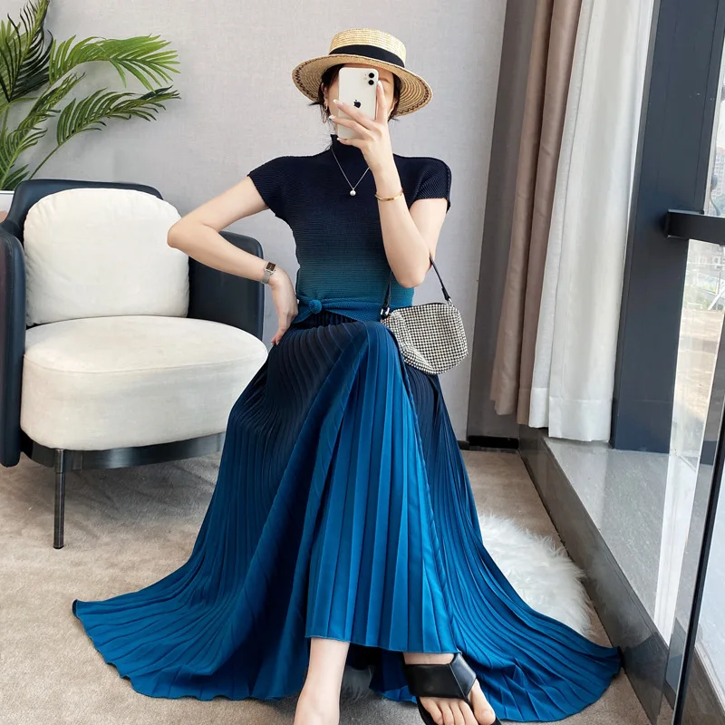 

Женский летний комплект из двух предметов, облегающая футболка с высоким воротником и градиентной расцветкой и плиссированная юбка с высокой талией, 2022