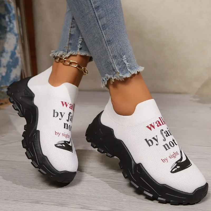 Женские кроссовки с буквенным принтом спортивные дышащие белого цвета на