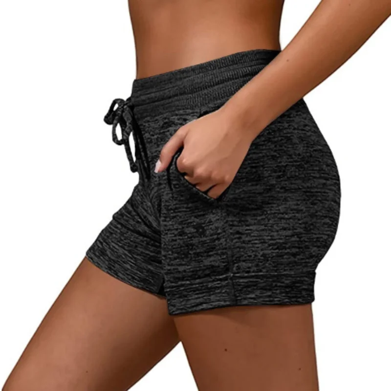 

Женские черные шорты