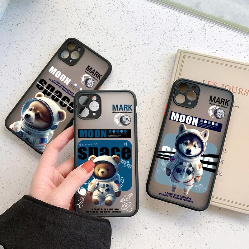 

Cute Cartoon Bear And Dog Astronaut Phone Case For iPhone 11 XS XR 14 13 12 15 Pro MAX Mini 7 8 Plus SE20 Shockproof Back Cover