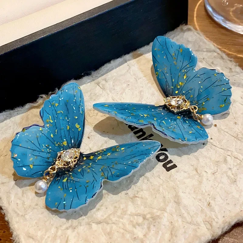 Женские акриловые серьги-гвоздики в виде бабочек