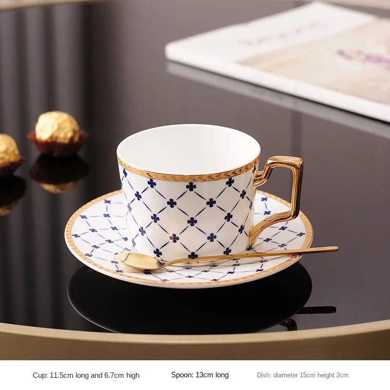 

Керамическая кофейная чашка с блюдцем золотая