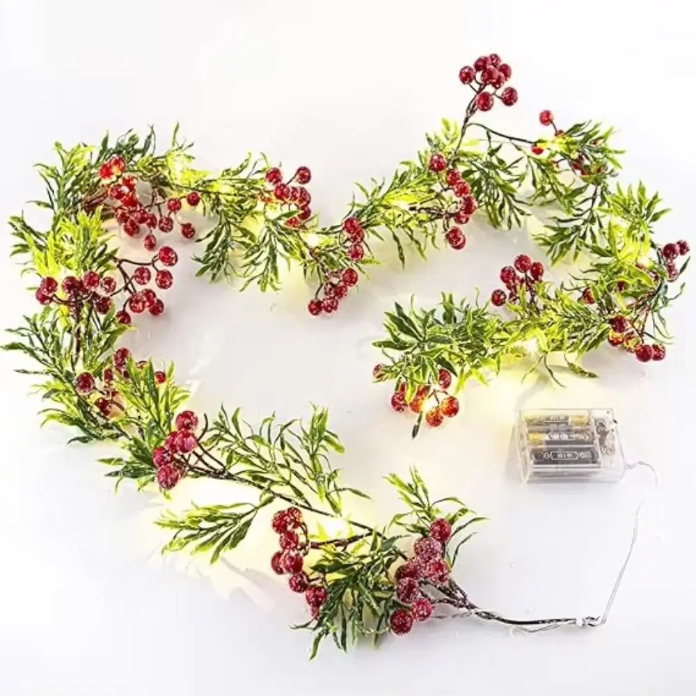 Фото Новогодняя гирлянда Red Berry с красными ягодами, на батарейках, 20/30 светодиодов, с зелеными листьями, имитацией снежинок и растений №4