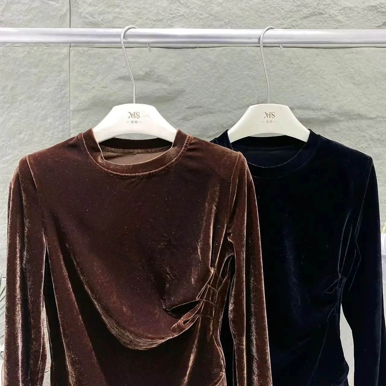 Женская приталенная рубашка с длинным рукавом круглым вырезом