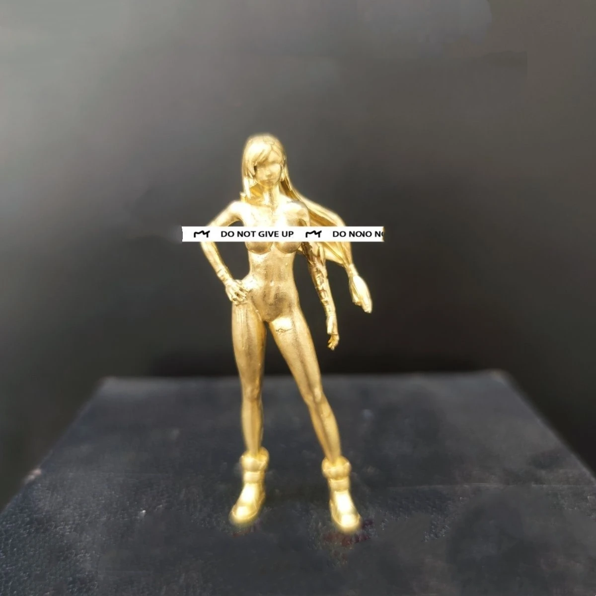 

Медная мини-статуэтка аниме