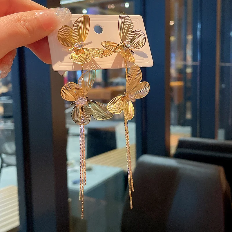 Крупные металлические серьги неправильной формы в минималистичном стиле форме