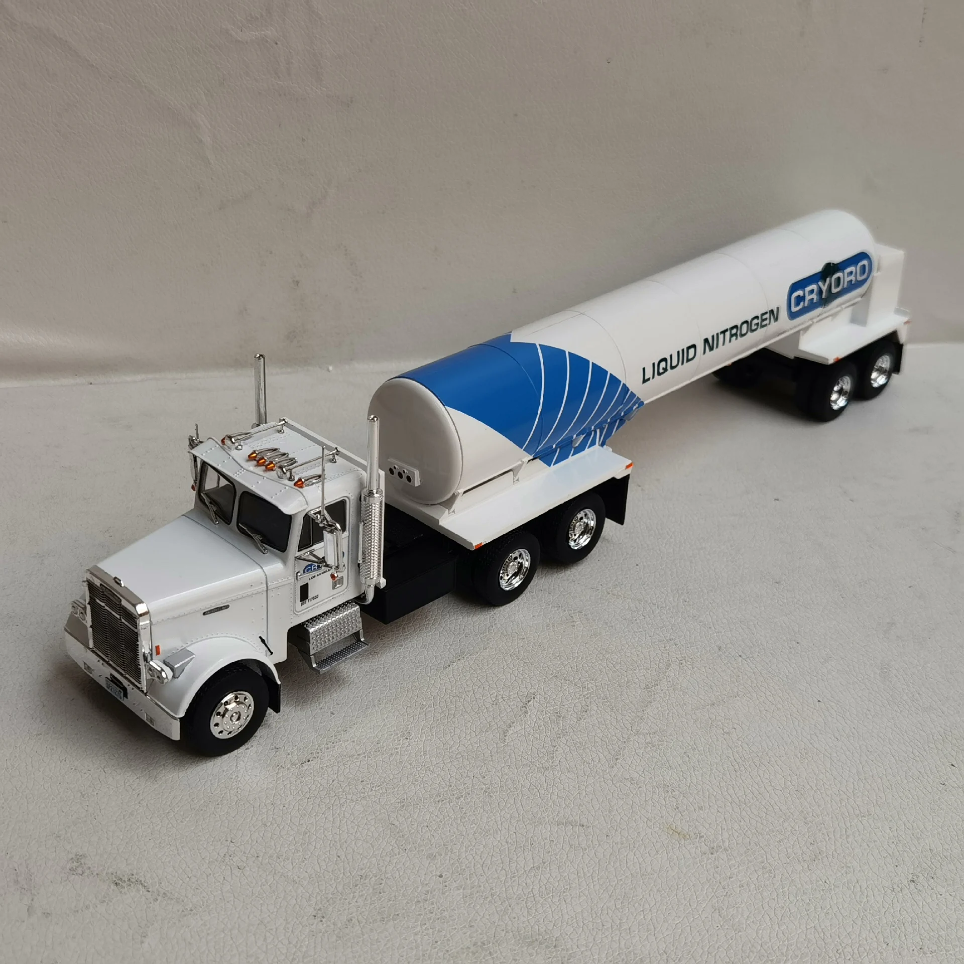Масляный танкер XO масштаб 1:43 FREIGHTLINER FLC120