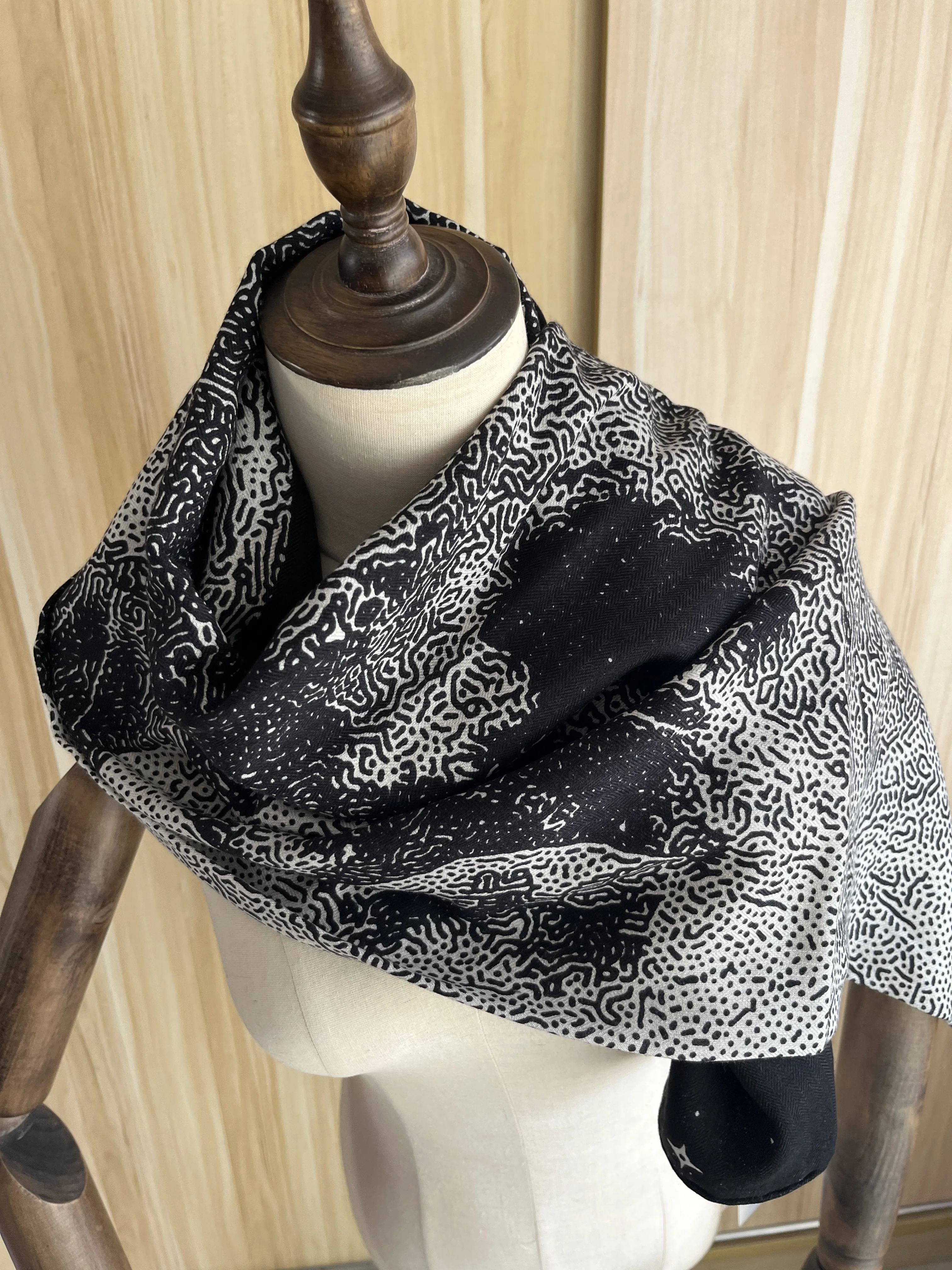 

2022 new arrival autumn winter black 140*140 cm scarf 70% cashmere 30% silk scarf wrap for women lady girl gift