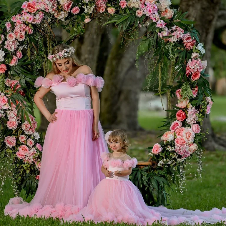 

Роскошные фатиновые Платья с цветочным рисунком для мамы и дочки, вечерние платья с рукавами-крылышками и длинным шлейфом для мамы и дочки, бальное платье с оборками