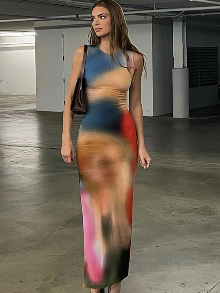 

Женское платье-макси без рукавов, с высоким разрезом и принтом