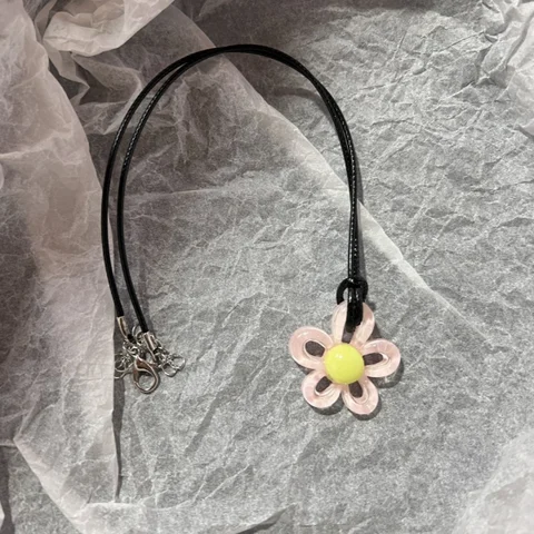 Акриловый цветочный кулон Y2K