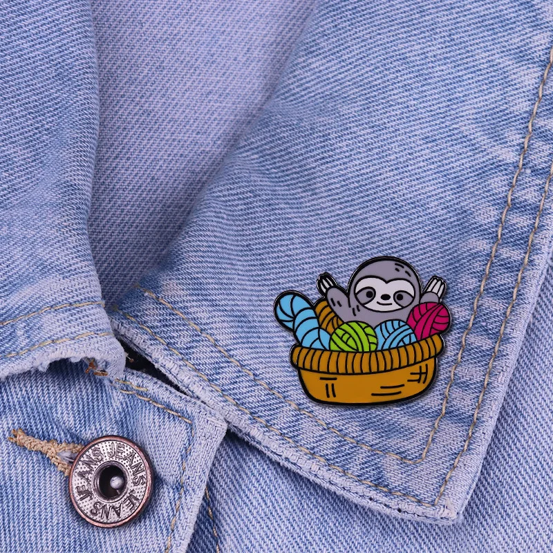 

Naughty Sloth in a Wool Basket Cute Little Critter Television Brooches Badge for Bag Lapel Pin Buckle Jewelry Gift For Friends