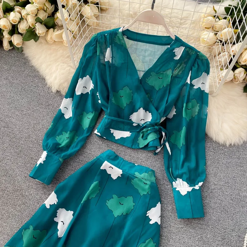 Женская блузка с V-образным вырезом оборками и высокой талией