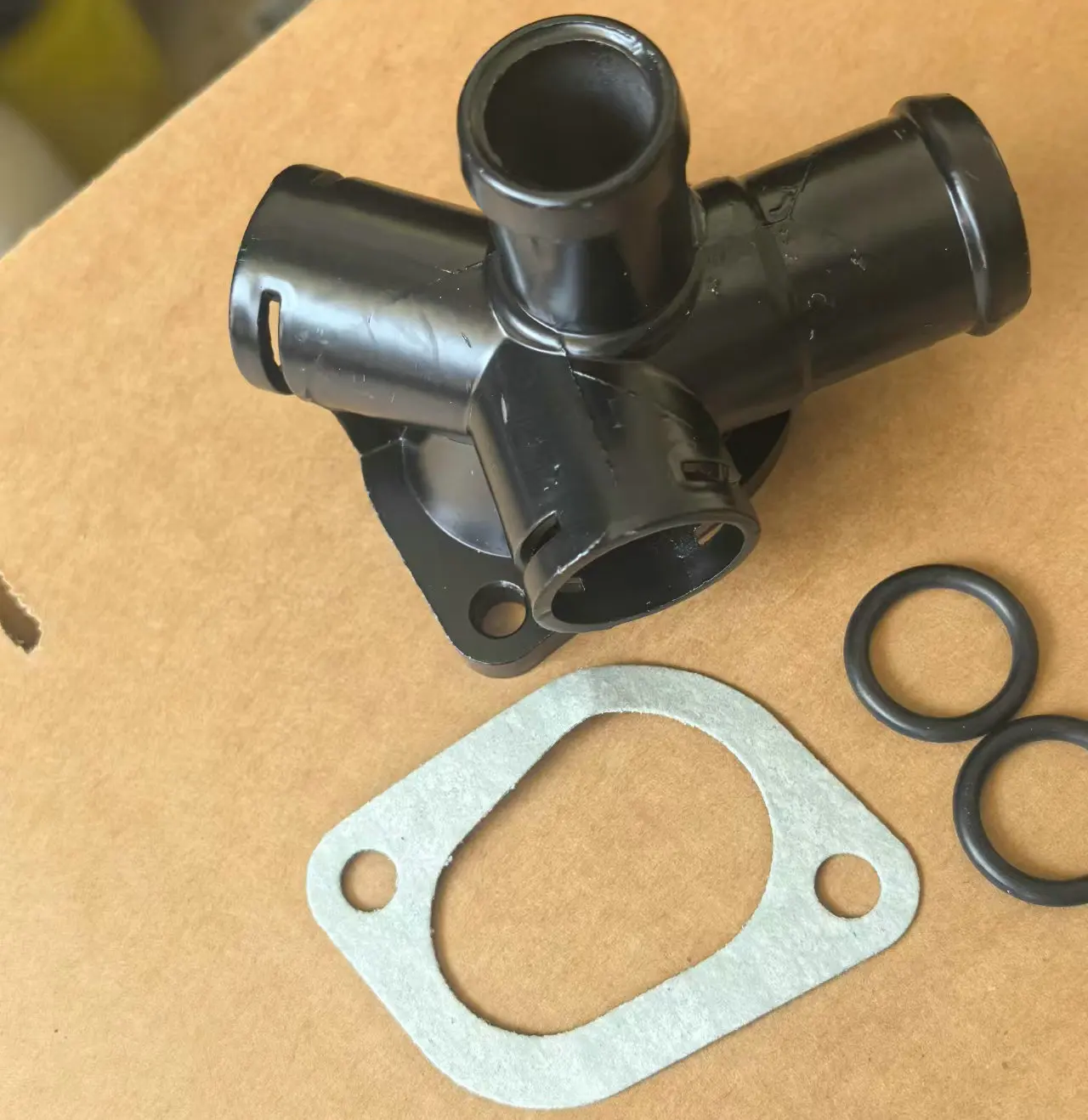 

Применимо к задней алюминиевой водопроводной трубе Jetta с четырьмя соединениями головки цилиндра для водопроводной трубы 06A 121 132