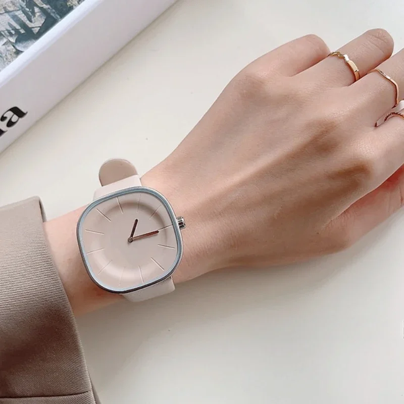 Роскошные женские часы в стиле минимализм с квадратным циферблатом и кожаным