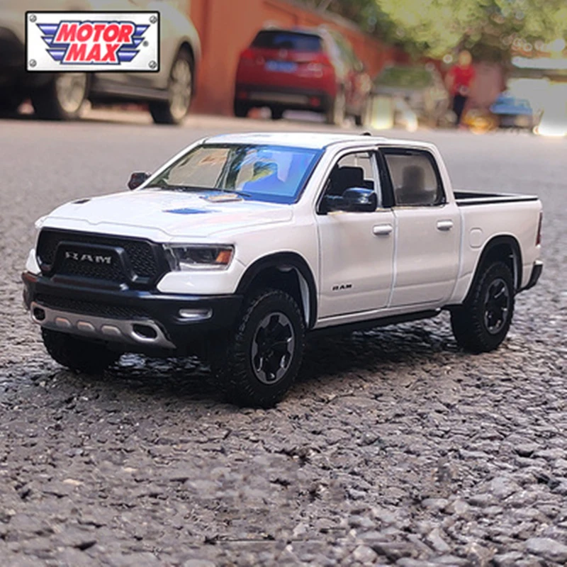 

Модель автомобиля-пикапа Dodge RAM 1500 Rebel из сплава, 1:24