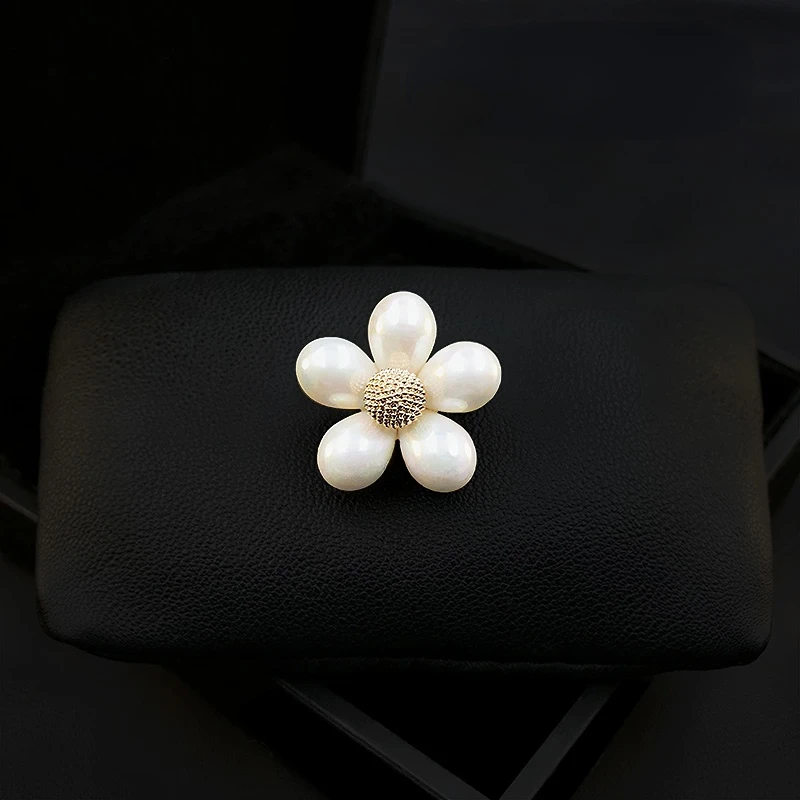

Exquisite Five-Petal Flower Brooch Retro Elegant Classic Style Corsage Pin Women's Suit Clothes Accessories Pearl Jewelry Gifts