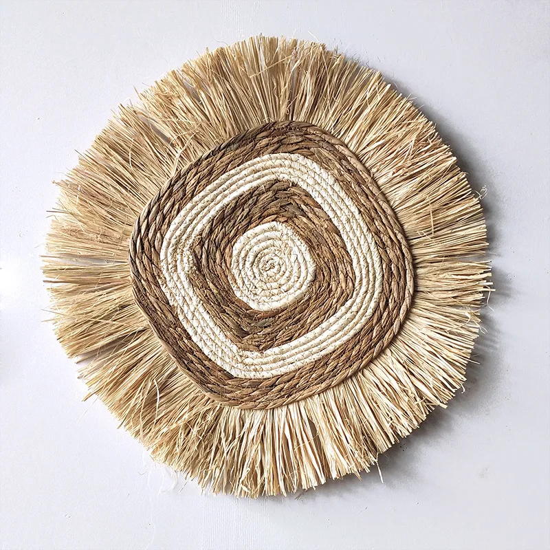 

Подвесные украшения из лозы и рафии