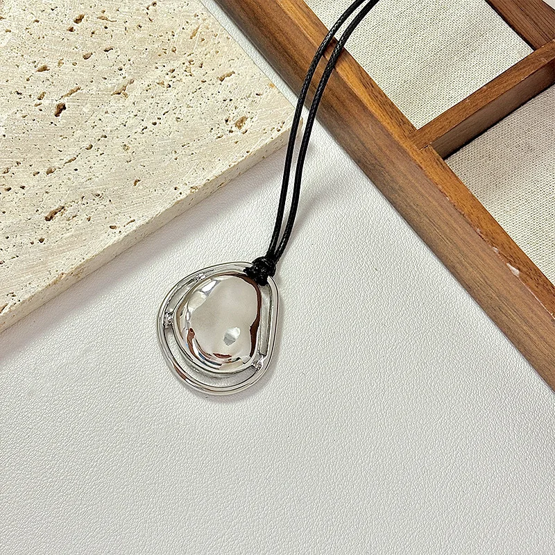 Металлическое ожерелье с полым кулоном