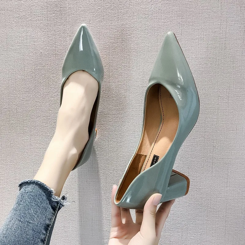 Черные лакированные туфли бежевые рабочие на высоком каблуке профессиональные