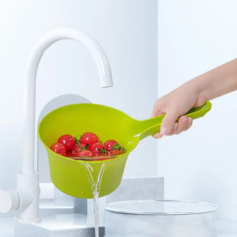 

Food-Grade Plastic Tea Flower Water Scoop with Long Handle - The Perfect Water Ladle for Brewing Tea