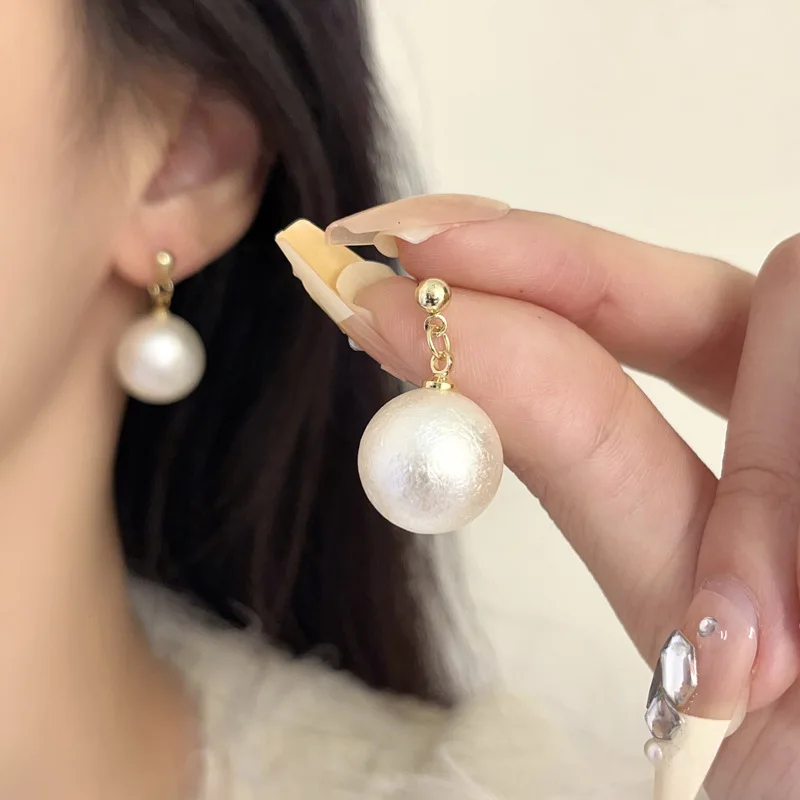 Простые серьги с хлопковыми бусинами