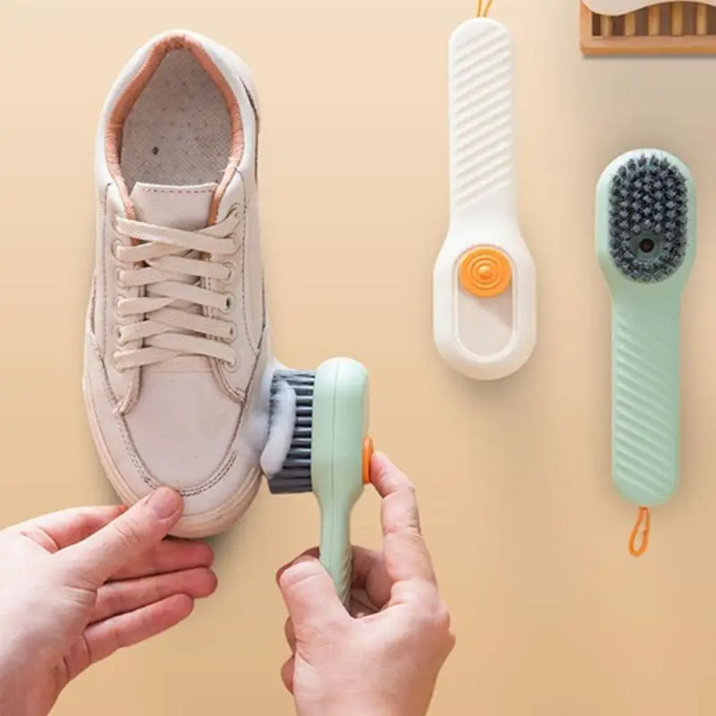 

Щетка для обуви с автоматическим разрядом жидкости и глубокой очисткой