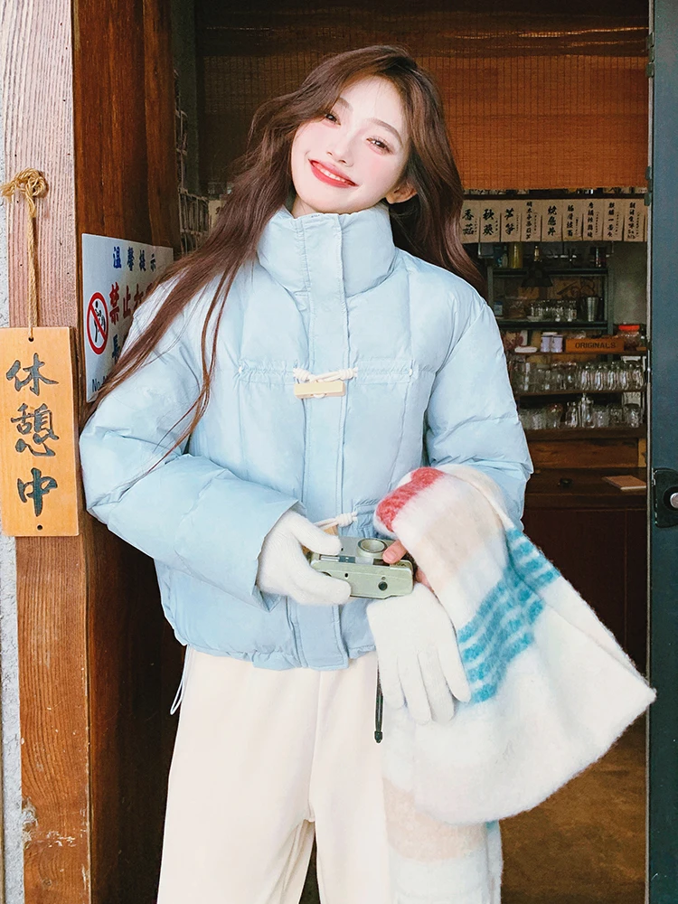 Корейская серия элегантный короткий пуховик с роговой пряжкой женский зимний 2024