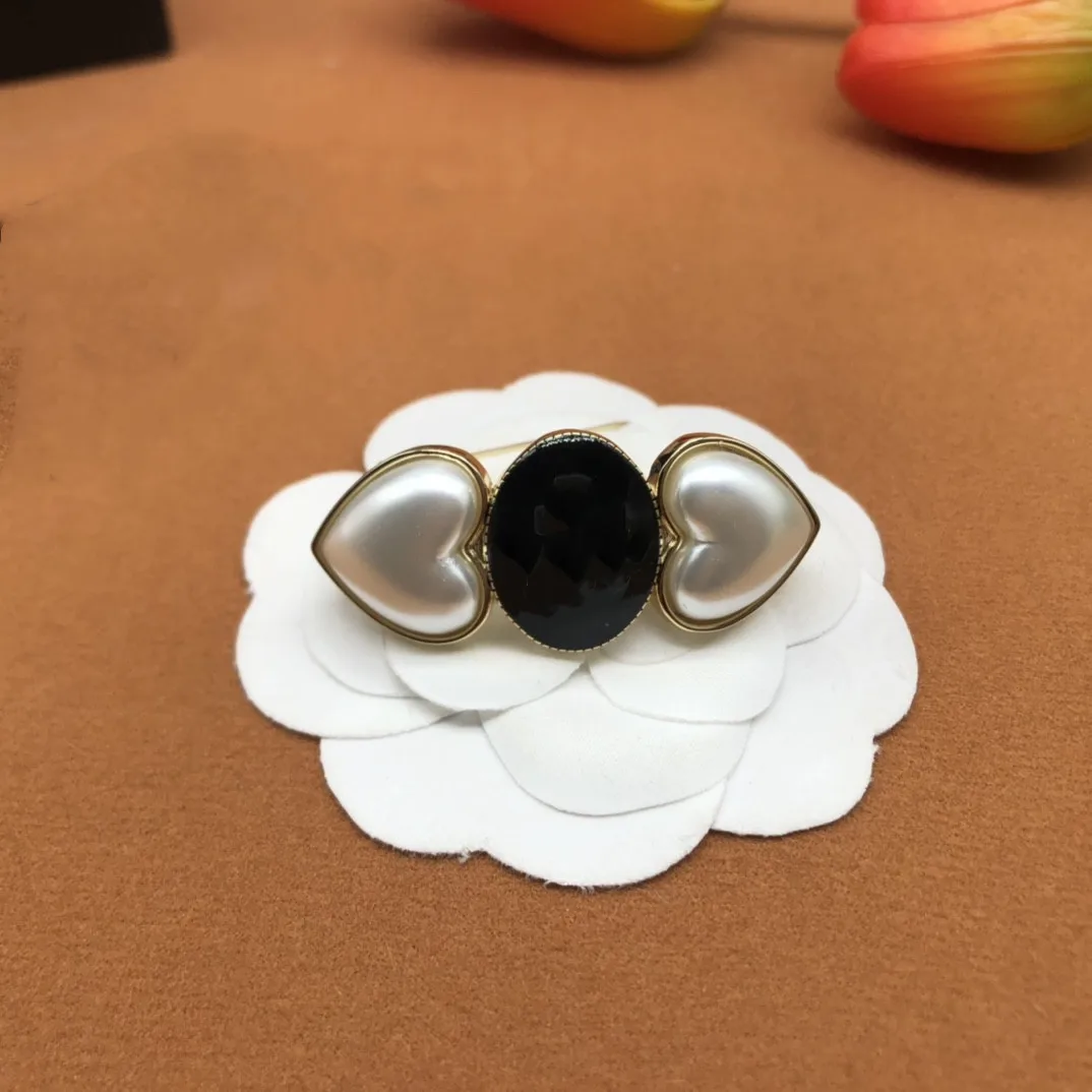 

European and American fashion love Brooch