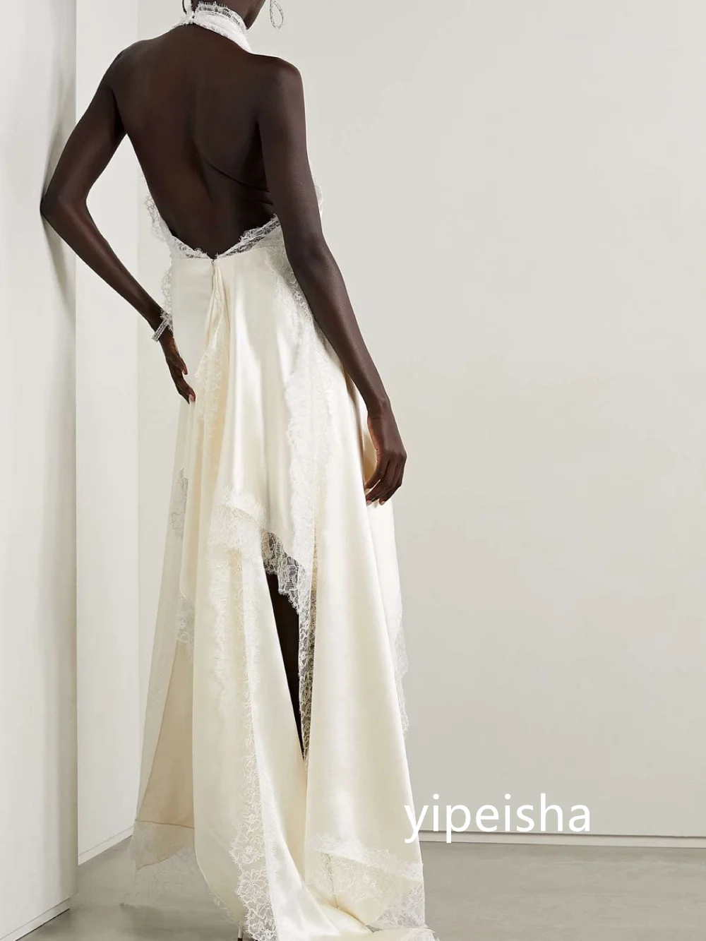 Элегантные плиссированные платья трапециевидной формы с лямкой на шее миди для