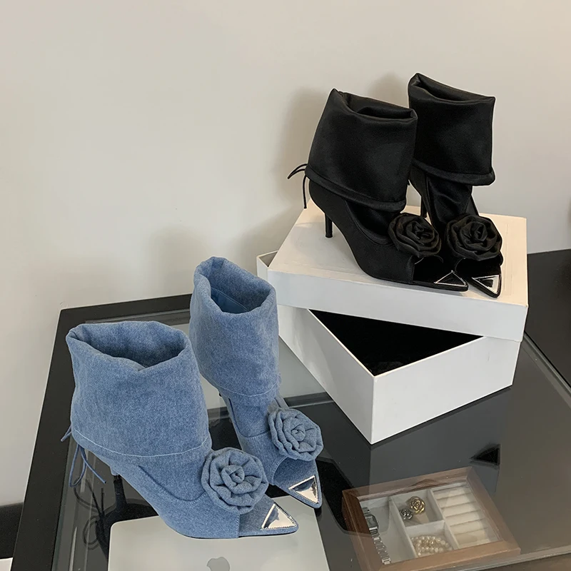 Женская обувь на низком каблуке осенняя черная с открытым носком и цветочным