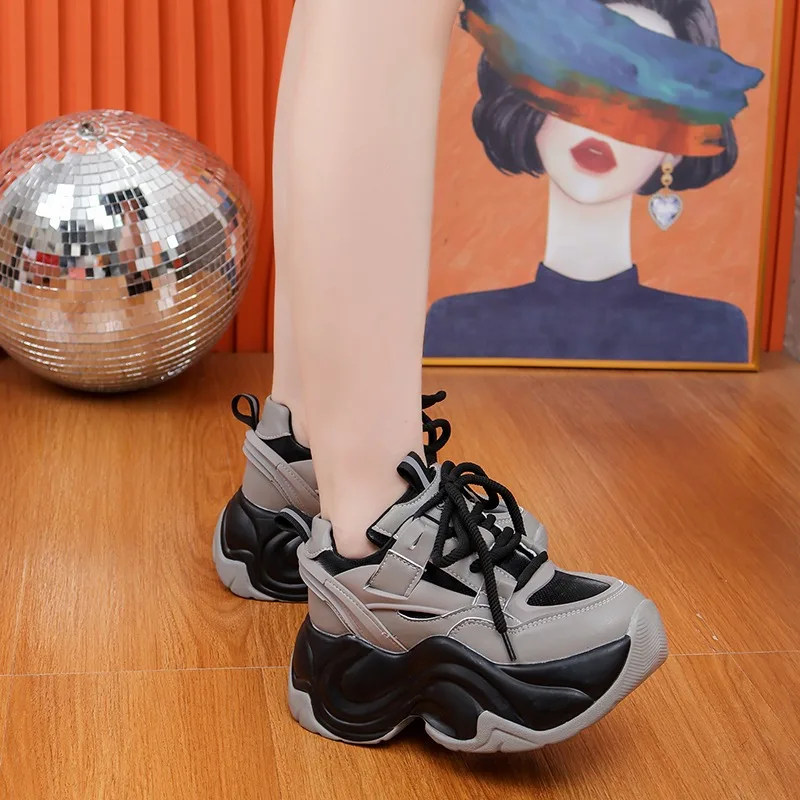 Женские кроссовки из ПУ кожи на толстой нескользящей подошве