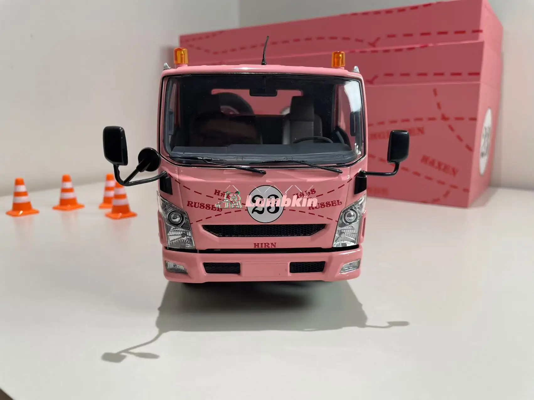 DBGT 1/18 бортовой эвакуатор розовая свинья окрашенная баррикадная грузовик сплав