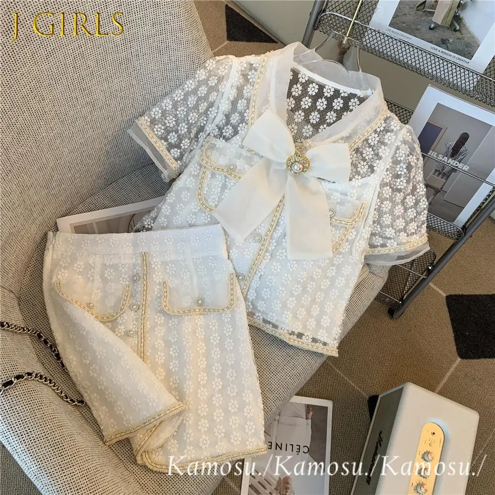 

Женский комплект из двух предметов, топ с V-образным вырезом и коротким рукавом и бантом и трапециевидная мини-юбка с высокой талией в Корейс...