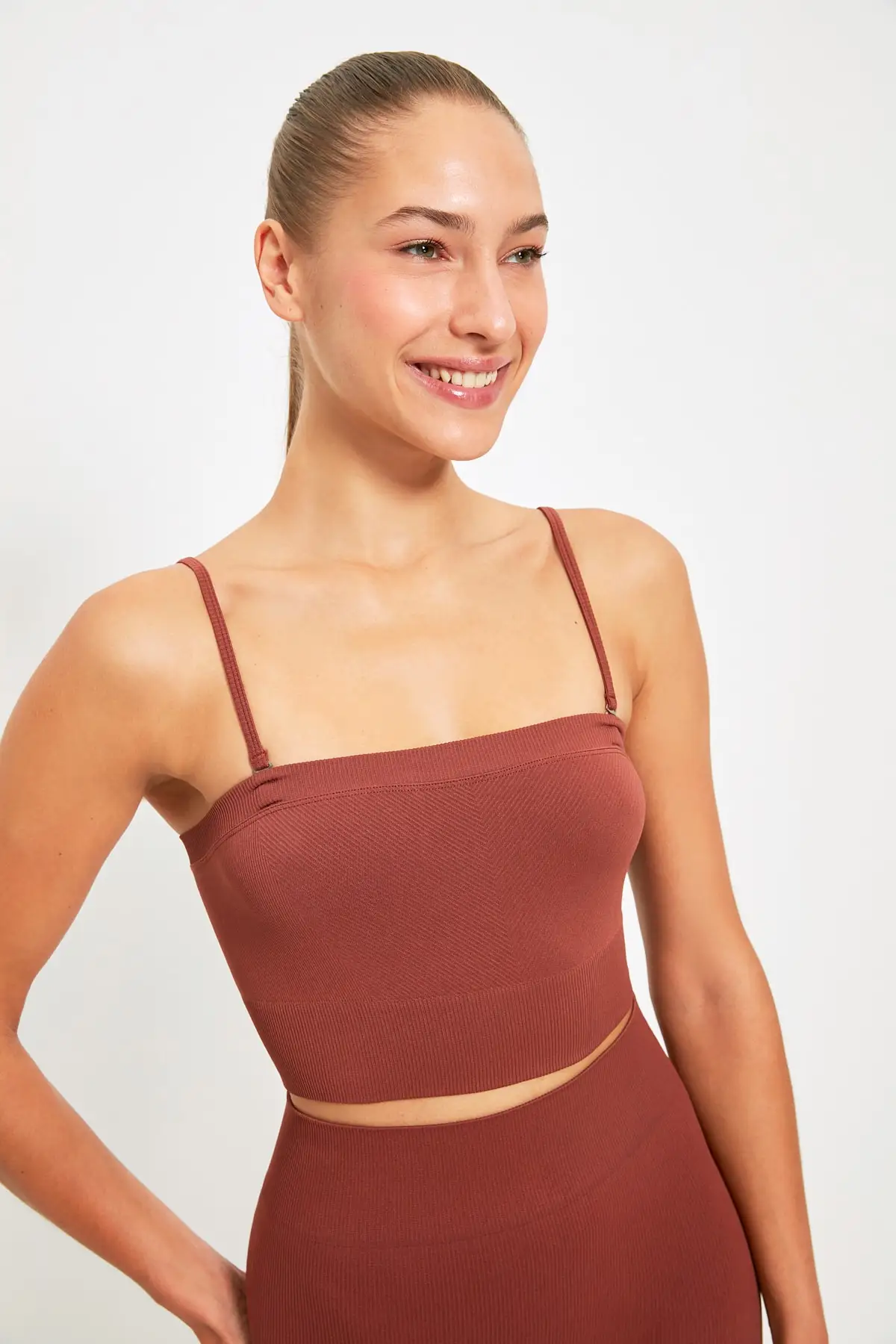 

Бесшовный спортивный бюстгальтер с подвеской TWOAW22SS0013