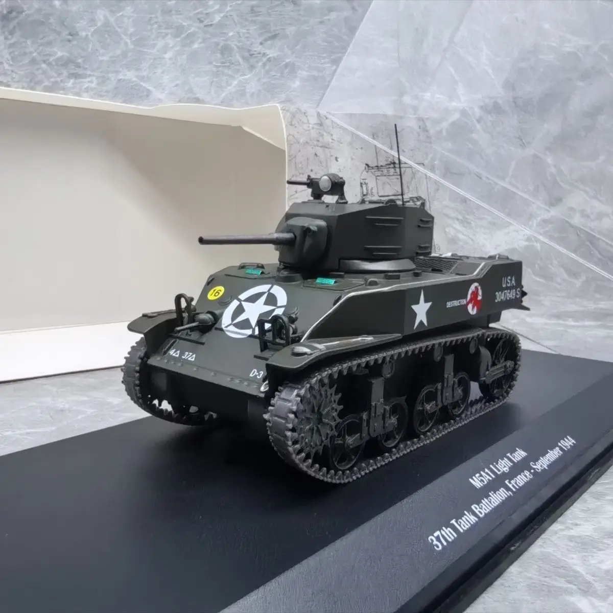 Фото Модель танка M5A1 LIGHT 1944 в масштабе 1/43 (основной корпус из сплава + пластиковые детали) №1