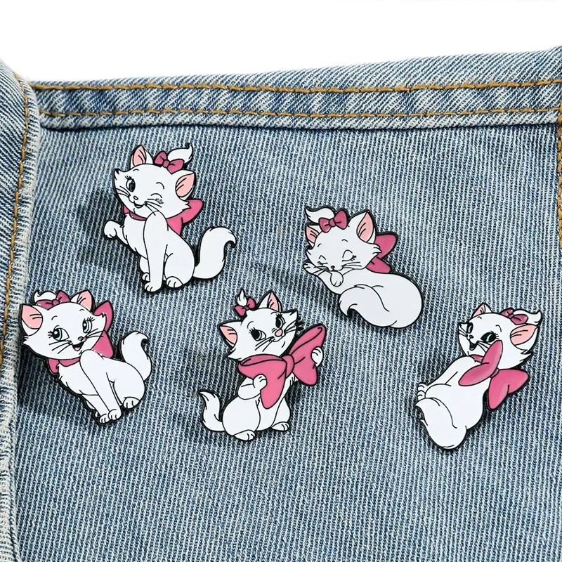 Металлическая эмалированная брошь в виде кота