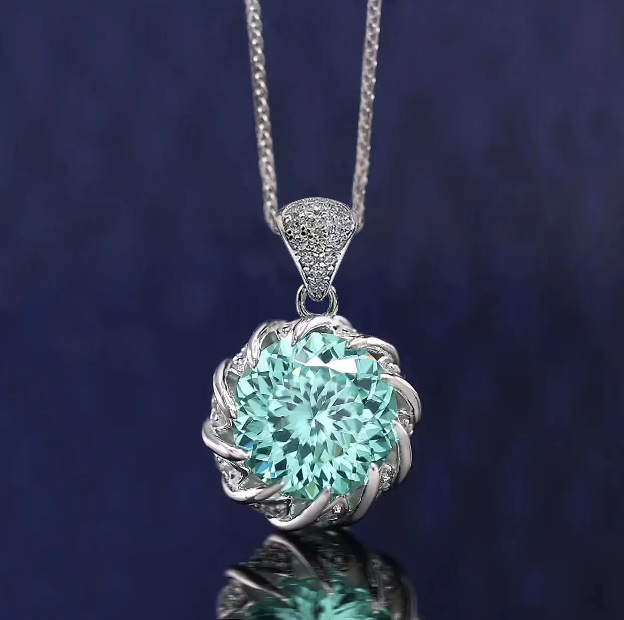 

2022 New Rich Woman Series Sterling Silver Lotus Necklace Female Noble Light Luxury Style High-end Cold Temperament