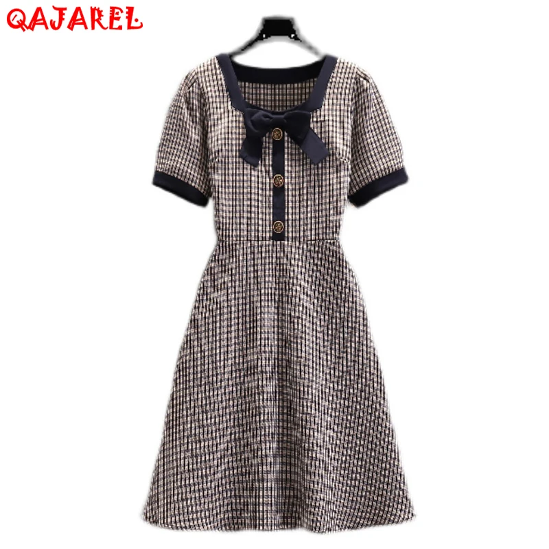 

Женское клетчатое мини-платье с квадратным вырезом и бантом