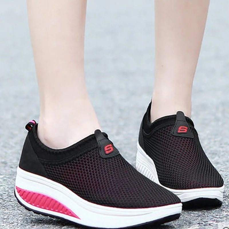 Купи 2022 Platform Sneakers for Women Mesh Lightweight Female Flat Tennis Shoes Woman Thick Bottom Slip-On Loafers Mom Walking Shoes за 1,025 рублей в магазине AliExpress