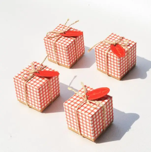 

100Pcs Creative Red Grid Square Wedding Favors Candy BoxesChocolate Box Wedding Party Supplies Gift Box 5.3x5.3cm