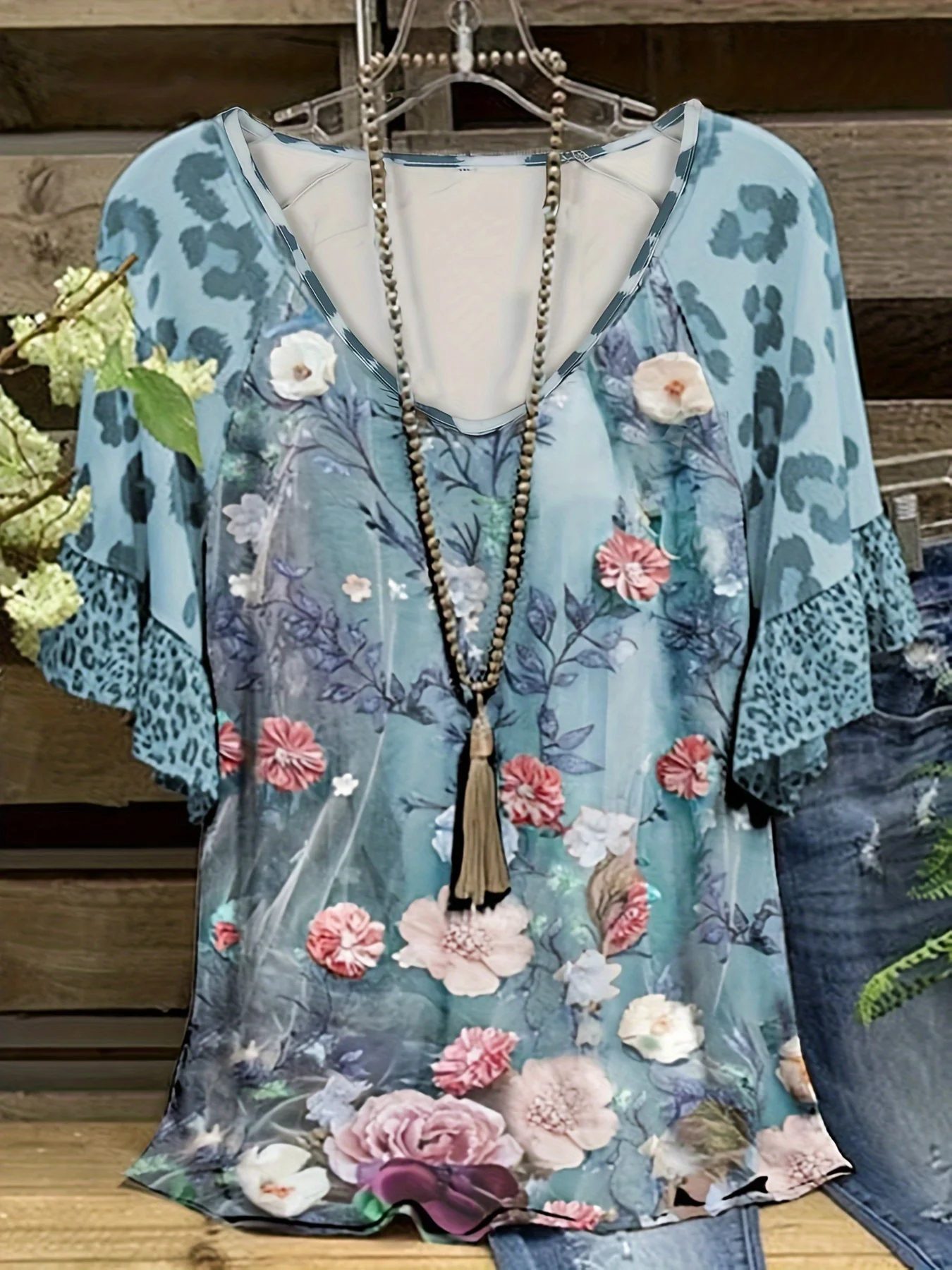 Женская футболка с цветочным принтом и V-образным вырезом