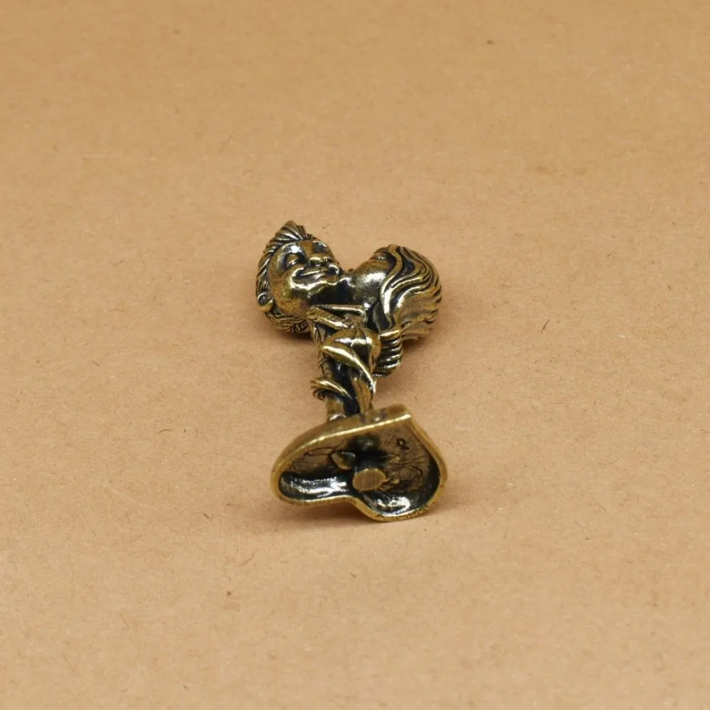 

Миниатюрная статуэтка влюбленных из латуни