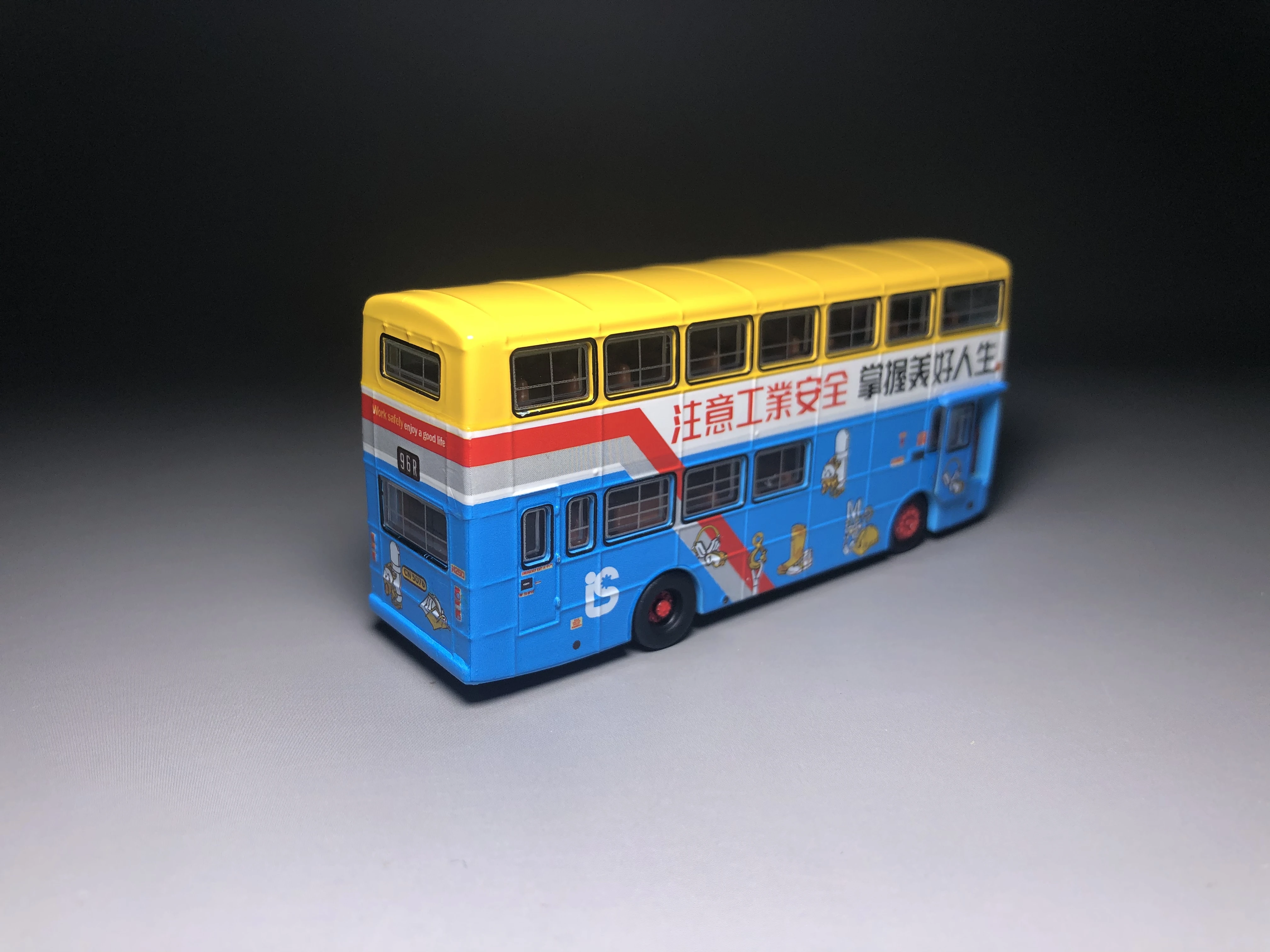 Миниатюрный городской моторный автобус 1/110 KMB18 Коулун игрушечный автомобиль из