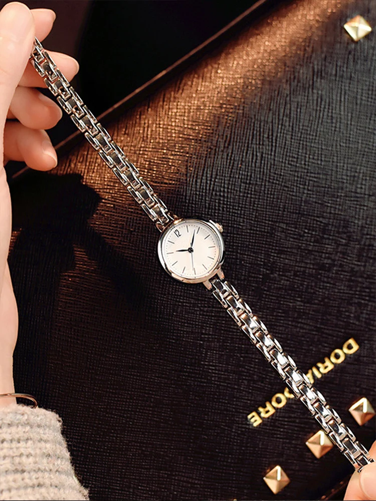 1 шт. модные простые и компактные женские кварцевые часы с металлической цепочкой