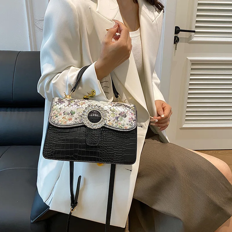 Женская сумка из змеиной кожи с узором под крокодила