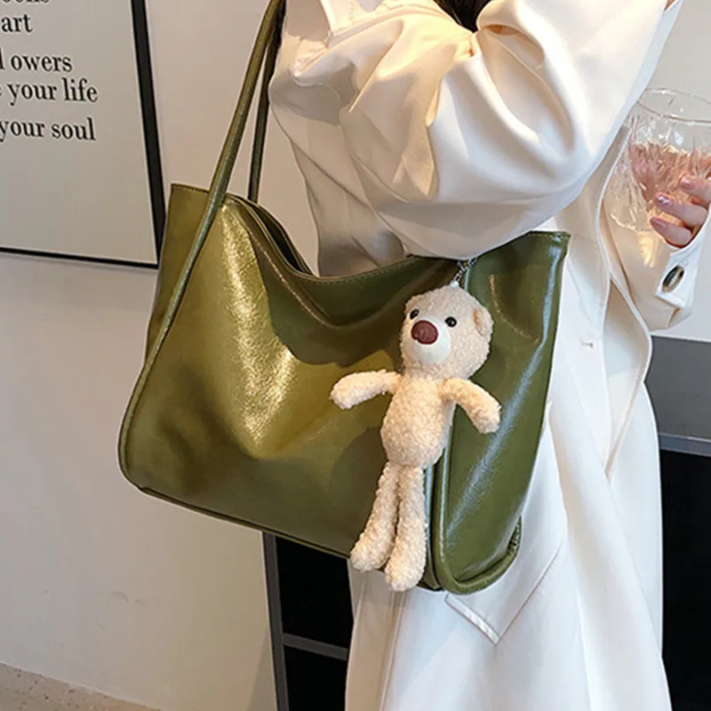 

Большая Сумка-тоут для женщин, саквояж на плечо из масляной и вощеной кожи, женская простая вместительная сумочка с подвеской в виде медведя