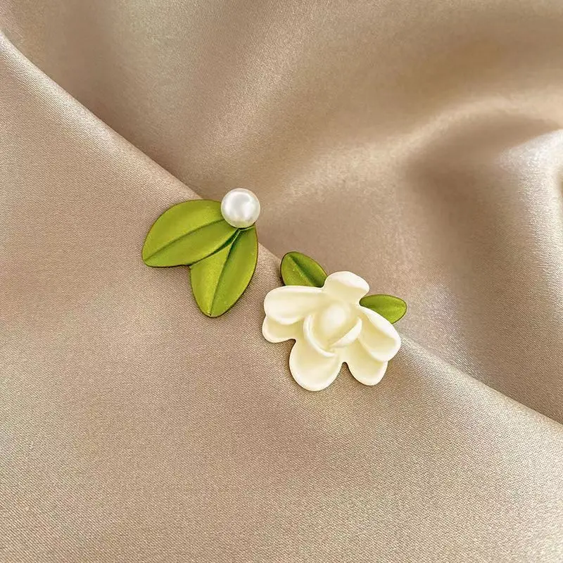 

2023 Asymmetry Imitation pearl Stud Earrings Gardenia earrings Girl New Fashion Temperament Women's Earrings Jewelry